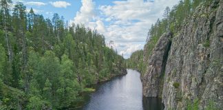 RetkiKino esittää retkeilyelokuvia Turun Taiteen talolla Meloen ja patikoiden Tanne Jarvainen: Packraft-seikkailu Hossassa. Kuva: Janne Tarvainen.