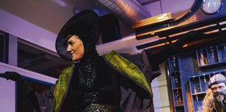 Teatteriarvio | Vierailulla Mustan Kuun majatalossa Tehdas Teatterin Mustan Kuun majatalo -näytelmässä Morri Collianderia esittää Alma Rajala. Kuva: Tehdas Teatteri.