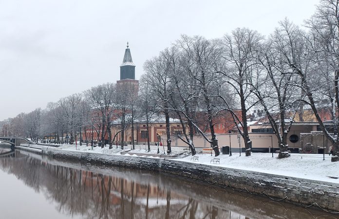 Turun Aurajokiranta talvella.