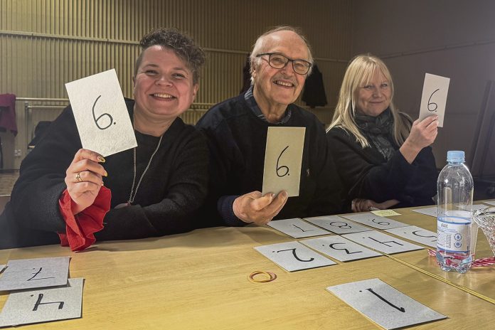 Turun Kamerat ry web ”Parhaimmillaan kuvat yllättivät, koskettivat ja avasivat uusia tulkintoja siitä, mitä Yhdessä-teema voi merkitä”, tuomarit Minna Wallenius, Matti J. Niemi ja Kikka Niittynen toteavat. Kuva: Sunneva Ollila.