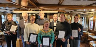 Turun alueen Vuoden positiivisimmat 2025 on valittu Eturivissä vasemmalta: Eeva Torniainen (Turku), Mimosa Leino (Naantali), Timo Ketonen (Positiivisin ympäristöteko), Kati Blackbourn (Vastaanotti postuumisti myönnetyn Vaakku Varjuksen elämäntyön palkinnon). Kuvasta puuttuu Turun positiivisin ulkopaikkakuntalainen Niina Lahtinen. Kuva: Turun Positiivarit.