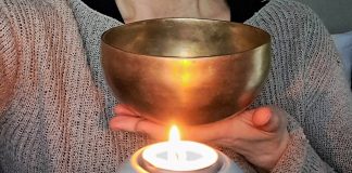 Kynttiläkonsertti Taidekappelissa keskiviikkona Valon lauluja ja runoja. Kuva: Satu Haapala.