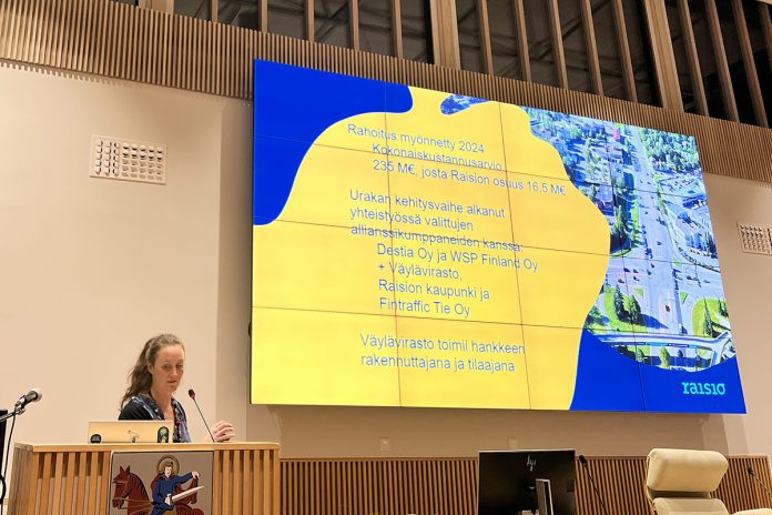 Raision kaupunginarkkitehti Emma Kaitaa alusti Raision maankäytön suunnitelmista Raision Omakotiyhdistyksen ja kaupungin järjestämässä asukasillassa 28. lokakuuta. Kuva: Katariina Mäkinen-Önsoy.