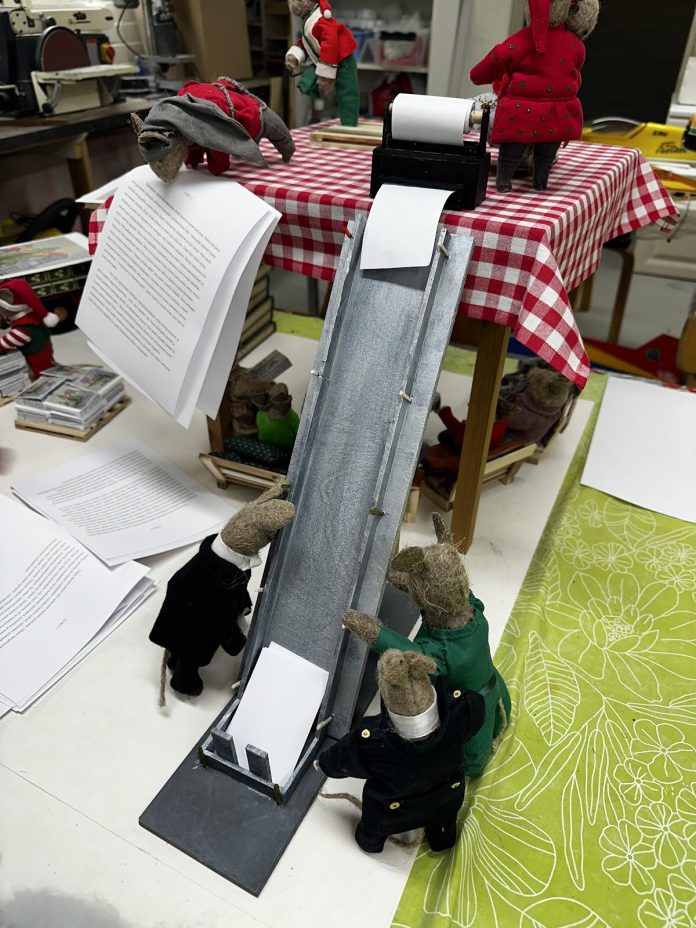 Raunistulan hiirten uusin (salainen) joulukirja painossa. Kuva: Eija Luoto.