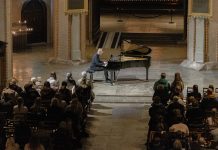 Pianoauran Kuule konsertti -festivaali huipentuu Raisioon Pianisti Kalle Perksalo pyhäinpäivän tunnelmissa. Kuva: Tuuli Lempa.