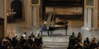 Pianoauran Kuule konsertti -festivaali huipentuu Raisioon Pianisti Kalle Perksalo pyhäinpäivän tunnelmissa. Kuva: Tuuli Lempa.