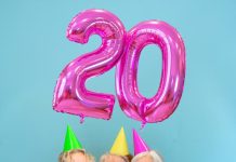 Nukketeatteri Kas Kummaa! 20 vuotta: nukkeja, naurua ja yhteisiä hetkiä Kas Kummaa -esiintyjät juhlatunnelmissa. Kuva: Timo Jakonen.