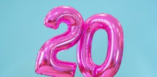 Nukketeatteri Kas Kummaa! 20 vuotta: nukkeja, naurua ja yhteisiä hetkiä Kas Kummaa -esiintyjät juhlatunnelmissa. Kuva: Timo Jakonen.