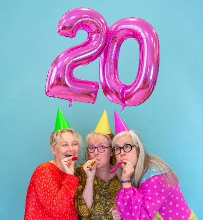 Kas Kummaa nukketeatteri web kuva Timo Jakonen Kas Kummaa -esiintyjät juhlatunnelmissa. Kuva: Timo Jakonen.