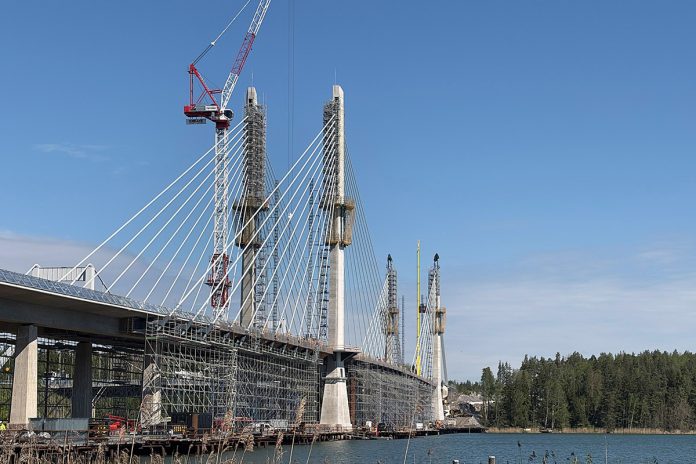 Kirjalansalmen silta web kuva Kreate Oy Uusi Kirjalansalmen vinoköysisilta kohoaa Paraisten maisemissa entistäkin näyttävämpänä. Viimeiset köysiparit Kreate asensi toukokuussa. Kuva: Kreate Oy.