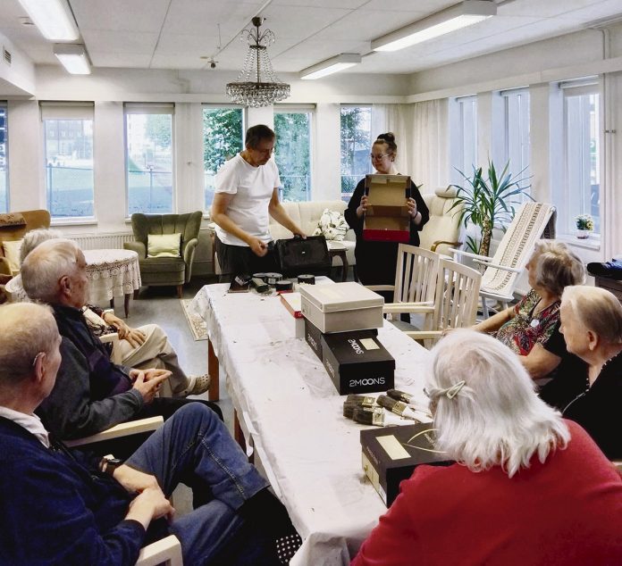 Laatikkokameran taikaa Forum Korttelissa 01 web Turun Forum Korttelissa on esillä 4.–30.11. Parkinmäen palvelutalon asukkaiden Lådkamerans magi – Minäkö tämän tein? Laatikkokameran taikaa – Har jag gjort detta? -näyttely.