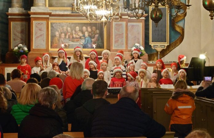 Lapsikuoro kirkossa. Kuva: Piikkiön seurakunta.