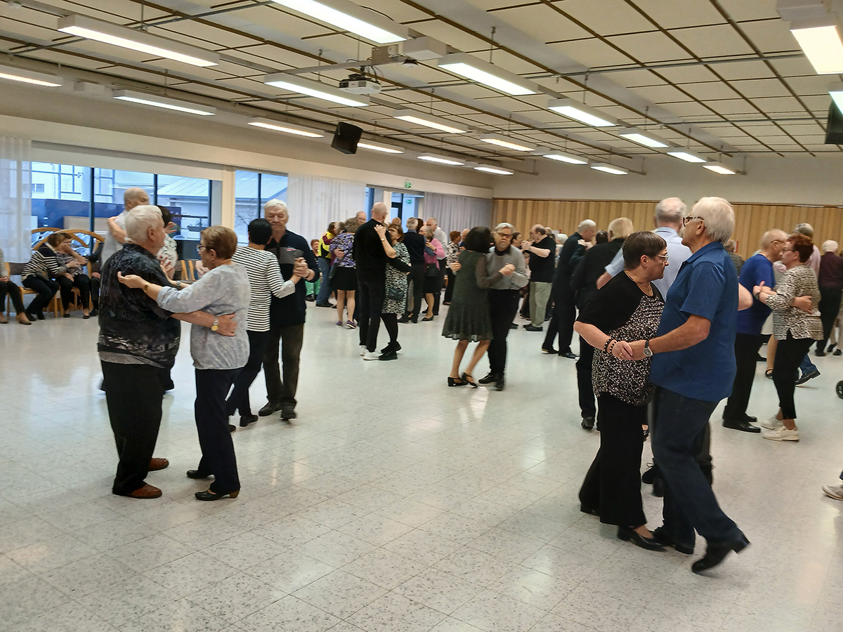 Tanssit. Kuva: Lehmusvalkaman hyvinvointikeskus.