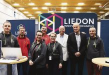 Alihankintamessut 2025 ylittivät odotukset – yli 200 yritysedustajaa kohtasi Liedossa Lietohallilla 22.10. järjestetyn seudullisen Alihankintamessut 2025 -tapahtuman juontajana toimi Janne Porkka. Yhteiskuvassa mukana edustajia Liedon kaupungilta / Liedon Innovaatiokampukselta. Kuva: Reeta Kolkkala.