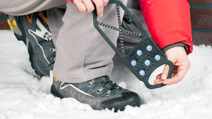 Liukuesteet kenkiin Liukuesteet jaossa. Kuva: Paimion kaupunki.