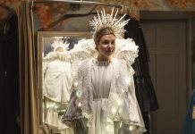 Ilon ja valon valtiatar Lumikuningatar 2025 Veera Minni sovittamassa Marjo Haapasalon suunnittelemaa ja valmistamaa pukua Boutique Minnessä, Turussa. Kuva: Lina Toivonen.