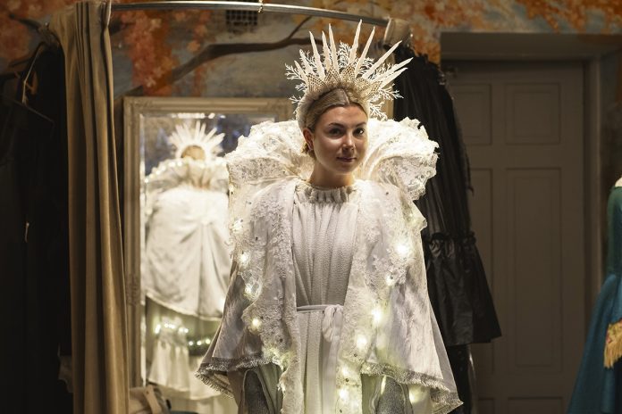 Lumikuningatar 2025 Veera Minni 01 web Lumikuningatar 2025 Veera Minni sovittamassa Marjo Haapasalon suunnittelemaa ja valmistamaa pukua Boutique Minnessä, Turussa. Kuva: Lina Toivonen.