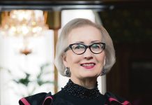 Vanhan ajan joulu Sibeliusten tapaan Turkulainen ohjaaja Merja Kurkinen käsikirjoitti ja puvusti Vanhan ajan joulu Sibeliusten tapaan -esityksen johtamalleen Eliisa-teatterille. Kuva: Igor Efremov.