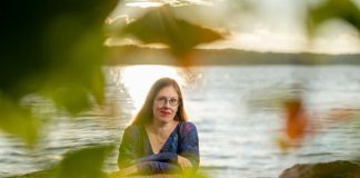Luontolauantaissa tutustutaan kaupunkeihin kätkeytyvään elämään Kirjailija, tutkija ja tiedetoimittaja Mia Rönkä vetää Luontolauantain työpajan. Kuva: Vesa-Matti Väärä.