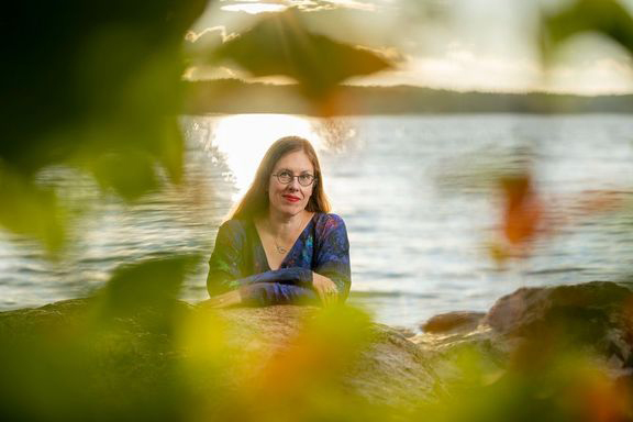 Mia Ronka web kuva Vesa-Matti Vaara Kirjailija, tutkija ja tiedetoimittaja Mia Rönkä vetää Luontolauantain työpajan. Kuva: Vesa-Matti Väärä.