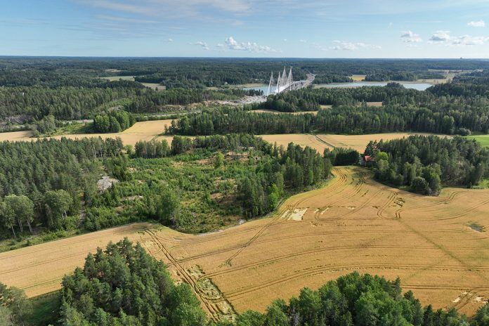 Kreate on voittanut lähes 80 miljoonan euron Mt 180 Kurkela–Kuusisto -urakan, jossa rakennetaan Kaarinaan läntinen ohitustie. Toisesta päästä ohitustie yhdistyy Helsinkiin johtavalle Valtatie 1:lle ja toinen pää rakentuu aivan Kreaten rakentaman ja kuvassa taustalla siintävän Kirjalansalmen sillan kupeeseen. Kuva: Kreate Oy.