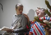 Eeva Kilven elämä ja runot heräävät henkiin uudessa draamassa Nämä juhlat jatkuvat vielä Turun Kaupunginteatterissa. Rooleissa Jonna Järnefelt ja Eija Ahvo. Kuva: Turun Kaupunginteatteri.