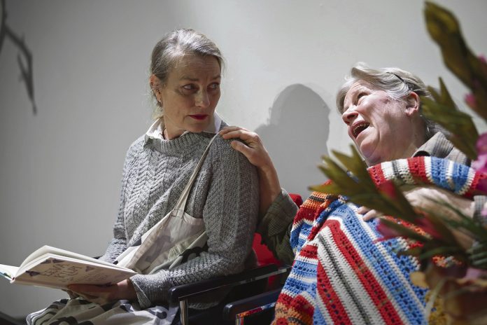 Nama juhlat jatkuvat viela -teosavaus web kuva Turun Kaupunginteatteri Nämä juhlat jatkuvat vielä Turun Kaupunginteatterissa. Rooleissa Jonna Järnefelt ja Eija Ahvo. Kuva: Turun Kaupunginteatteri.