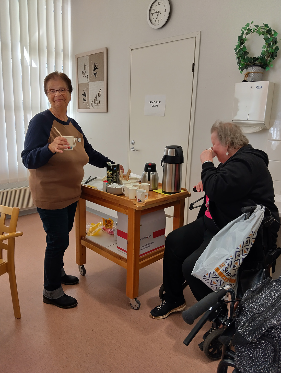 Ruusukorttelin Iloa arkeen -kerhossa jutellaan kahvikupin äärellä. Kuva: Ruusukorttelin hyvinvointikeskus.
