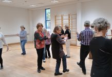 Hyvinvointikeskukset kutsuvat Iloinen senioritanssiryhmä Ruusukorttelin liikuntasalissa Turun Tienoon Senioritanssijat ry:n vetämänä. Kuva: Katariina Mäkinen-Önsoy.