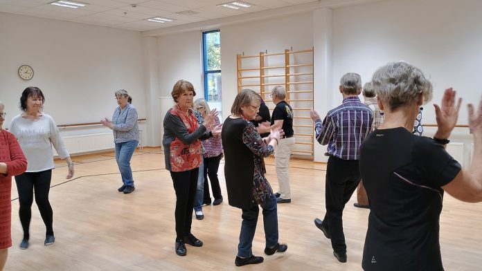 Ruusukortteli senioritanssi web Iloinen senioritanssiryhmä Ruusukorttelin liikuntasalissa Turun Tienoon Senioritanssijat ry:n vetämänä. Kuva: Katariina Mäkinen-Önsoy.