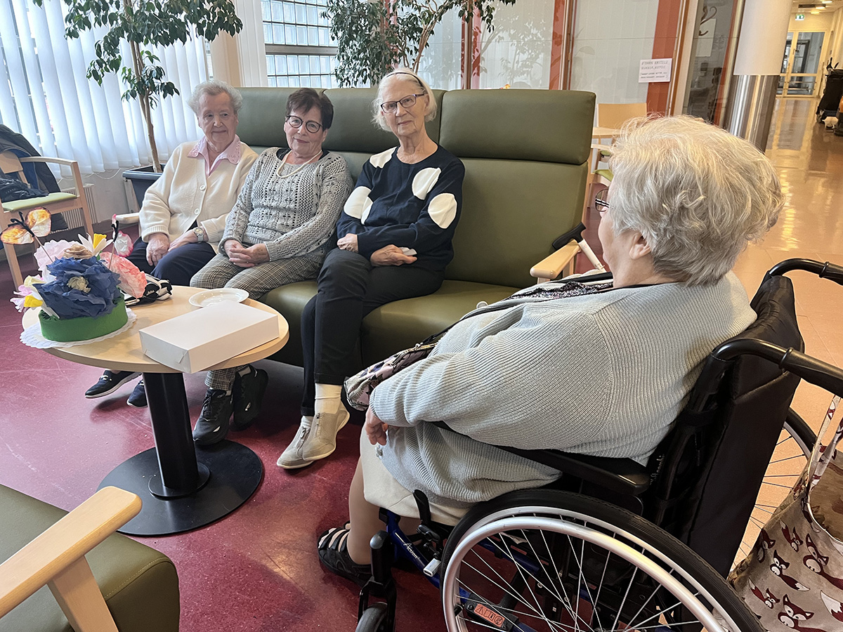 Eine, Maija-Liisa, Maija ja Paula tapaavat mielellään Ruusukorttelin aulassa kuulumisten vaihdon ja kahvittelun merkeissä. Kuva: Katariina Mäkinen-Önsoy.