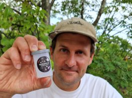 Ympäristövaikuttaja Teemu ”Eino” Oinio vierailulla Turun Varissuolla Teemu ”Eino” Oinio. Kuva: Roskapäivä.