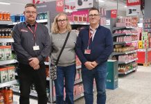 Ämpärit jaossa – Tokmanni Naantali avaa ovensa torstaina Tokmannin kaupallinen johtaja Veli-Pekka Ääri, myymäläpäällikkö Monica Gustafsson ja aluepäällikkö Tuomo Pekkala uudessa Naantalin Tokmannissa. Kuva: Ragip Önsoy.