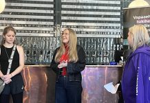 Turkulainen Tukenasi ry 145 vuotta Tukenasi ry:n vapaaehtoisten illassa omista kokemuksistaan kertoivat TUAS-toiminnasta tukea saanut Cornelia sekä Oma Koutsi -toiminnan vapaaehtoisen avulla opintonsa maaliin vienyt Iina. Kuva: Katariina Mäkinen-Önsoy.