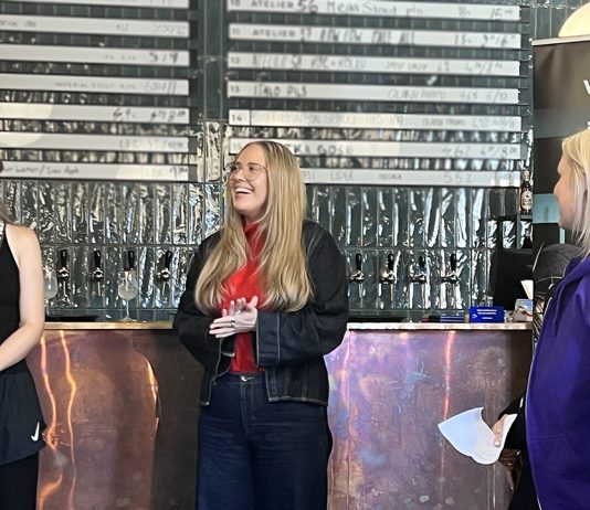 Turkulainen Tukenasi ry 145 vuotta Tukenasi ry:n vapaaehtoisten illassa omista kokemuksistaan kertoivat TUAS-toiminnasta tukea saanut Cornelia sekä Oma Koutsi -toiminnan vapaaehtoisen avulla opintonsa maaliin vienyt Iina. Kuva: Katariina Mäkinen-Önsoy.