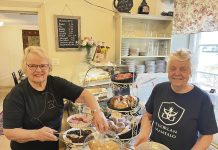 Mummot palasivat töihin Tuorlan Majatalon lisätyövoimana toimii eläköityneitä ravintola-alan ammattilaisia, muun muassa Heli Kavalto ja Pirjo Saario. Kuva: Miia Alhanen.