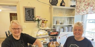 Mummot palasivat töihin Tuorlan Majatalon lisätyövoimana toimii eläköityneitä ravintola-alan ammattilaisia, muun muassa Heli Kavalto ja Pirjo Saario. Kuva: Miia Alhanen.