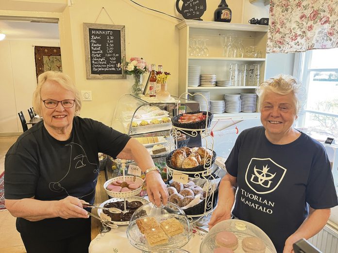 Tuorlan Majatalon mummot web Tuorlan Majatalon lisätyövoimana toimii eläköityneitä ravintola-alan ammattilaisia, muun muassa Heli Kavalto ja Pirjo Saario. Kuva: Miia Alhanen.