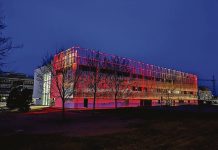 Oranssit päivät -kampanja naisiin kohdistuvaa väkivaltaa vastaan Kaarinan nimipäivänä 25.11. Kaarina-talo on perinteisesti valaistu vaakunavärein. Keskiviikkona 26.11. valo on oranssi kansainvälisen naisiin kohdistuvan väkivallan vastaisen päivän kunniaksi. Kuva: Kaarinan kaupunki.