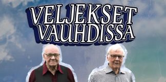 Kotaviidan veljekset vauhdissa Ukrainan hyväksi Veljekset vauhdissa eli Aulis ja Reino Kotaviita kerrankin samassa konserttisarjassa. Kotaviidan veljeksiä säestää Sointu-yhtyeen Ilpo Murtojärvi, kitara, ja Ari Hakulinen, harmonikka. Kuva: Turun Tähtituotanto Oy.