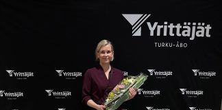 Maria Kajanki palkittiin vuoden 2025 Hantvärkkärinä Vuoden 2025 Hantvärkkäri on Taidehuone Marian yrittäjä, taiteilija ja kehystäjä Maria Kajanki. Kuva: Essi Tuokko.