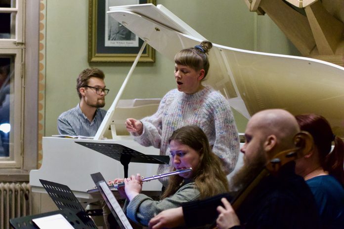 What ever Works -harjoituksissa 17.11.2025 Betel-kirkossa web Jussi Littunen, Annika Fuhrmann, Anna-Sofia Kallio, Sanna Engstrom ja Teemu Mastovaara web kuva Tuuli Lempa What ever Works -harjoituksissa 17.11. Betel-kirkossa Jussi Littunen, Annika Fuhrmann, Anna-Sofia Kallio, Sanna Engström ja Teemu Mastovaara. Kuva: Tuuli Lempa.