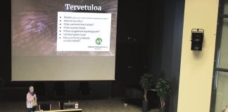 Koko kaupungin vanhempainillat Naantalissa ja Raisiossa Yhteisessä vanhempainillassa käsiteltiin vuonna 2022 turvallisuuden ja hyvinvoinnin edistämisen teemoja. Kirjastotalon Martinsalissa pidetyn tilaisuuden juontajana toimi Raision Vanhemmat ry:n Paula Närvä. Kuva: Turun Seutusanomien arkisto / Katariina Mäkinen-Önsoy.