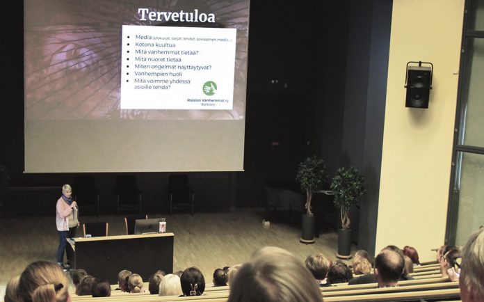 Yhteisessä vanhempainillassa käsiteltiin vuonna 2022 turvallisuuden ja hyvinvoinnin edistämisen teemoja. Kirjastotalon Martinsalissa pidetyn tilaisuuden juontajana toimi Raision Vanhemmat ry:n Paula Närvä. Kuva: Turun Seutusanomien arkisto / Katariina Mäkinen-Önsoy.