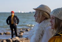 Naantalin Teatterin lavan valloittaa Yksinen Yksinen on yhtä aikaa herkkä ja terävä tutkielma ihmisyydestä, selviytymisestä ja toisen läsnäolon merkityksestä. Kuva: Akusti Salonen.