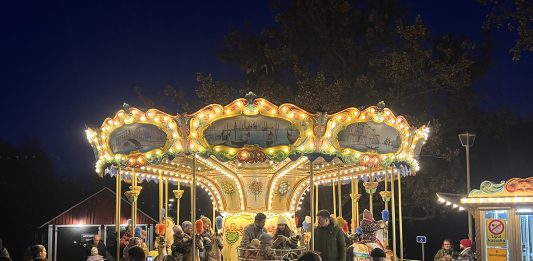 Karuselli vauhdittaa Turun ydinkeskustan joulua Hevoskaruselli tuo Turun jouluun taikaa ja elämyksellistä tunnelmaa.