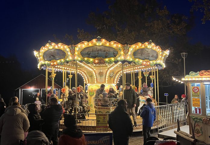 Hevoskaruselli tuo Turun jouluun taikaa ja elämyksellistä tunnelmaa. Kuva: Turku Center.