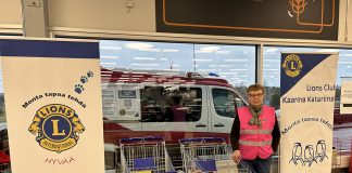 Paikalliset Lions-klubit jakoivat apua lapsiperheille Tässä keräys on vasta alkanut, kahta kärryllistä täytetään. Taustalla, ulkotiloissa esiteltävänä ambulanssi, joka lähtee keväällä Ukrainaan ambulanssikeräyksen seuraavassa vaiheessa. Kuva: LC Littoinen.