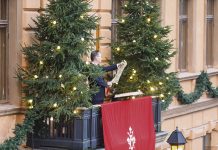 Suomen Turku julistaa joulurauhan perinteitä kunnioittaen Turun kaupungin protokollapäällikkö Mika Akkanen lukee Suomen Turusta jouluaattona julistettavan joulurauhan. Kuva: Pasi Leino.