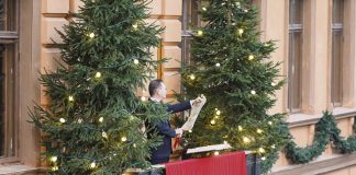 Suomen Turku julistaa joulurauhan perinteitä kunnioittaen Turun kaupungin protokollapäällikkö Mika Akkanen lukee Suomen Turusta jouluaattona julistettavan joulurauhan. Kuva: Pasi Leino.